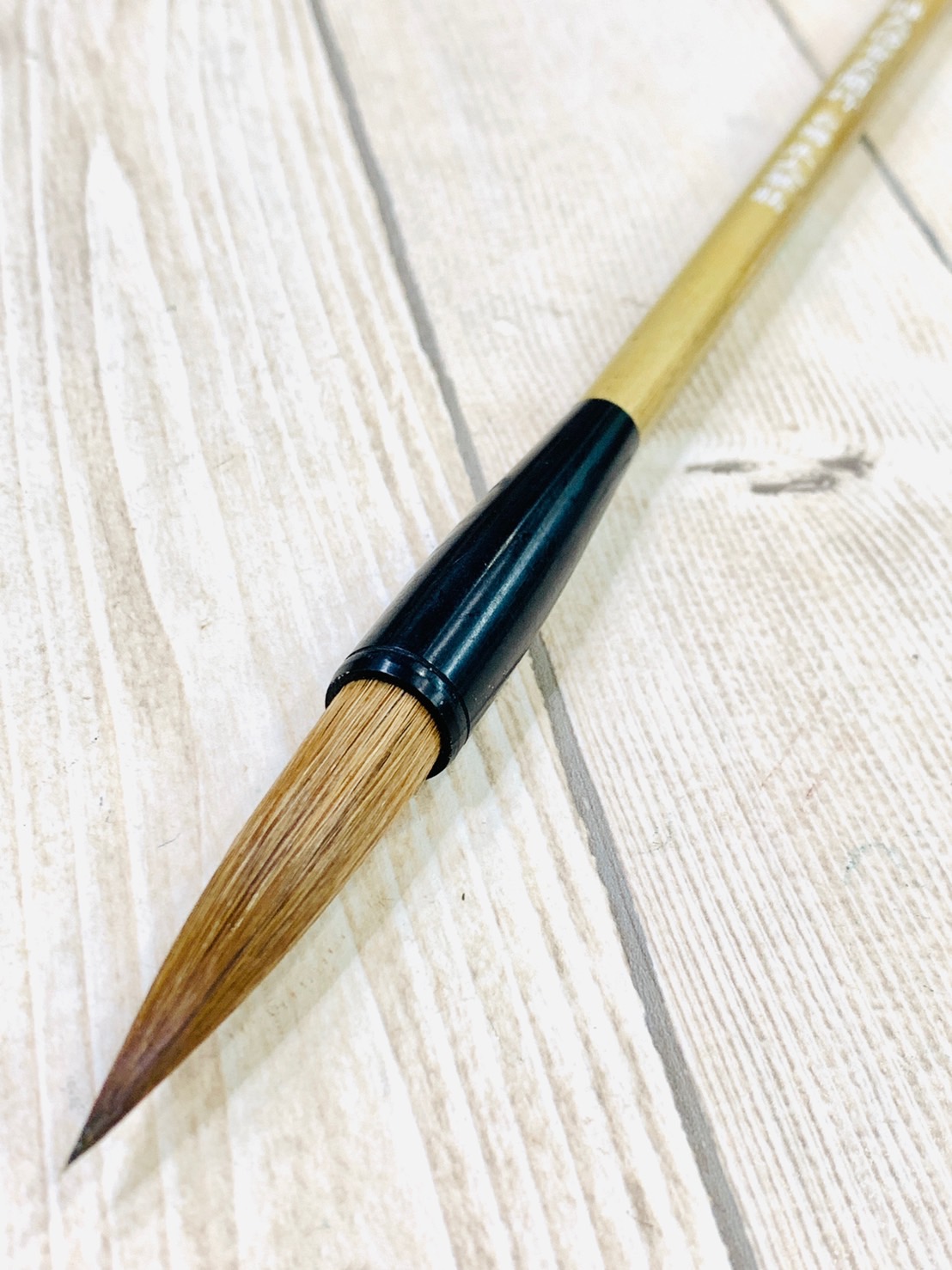 《仿古特大蘭竹》 斑竹筆桿，秋尾硬Q胞滿筆性佳 狼毫畫筆，以仿古法而製成的筆質硬瘦，較古法蘭竹硬，適用於山水、花馬、楷書、瘦金體等