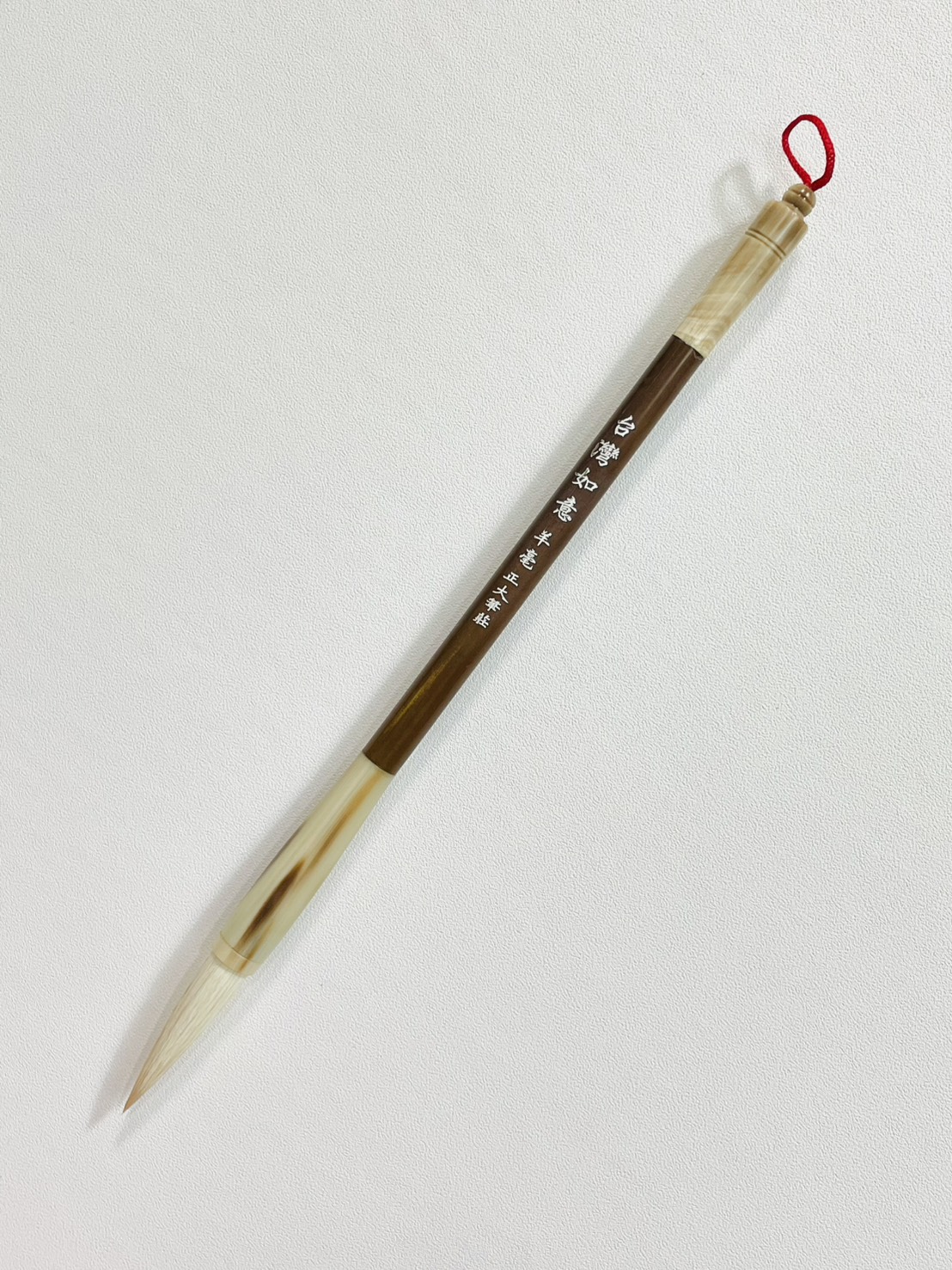 《台灣如意 羊毫》 羊毫筆毛款，含水量充足，可用於書寫草、隸書等