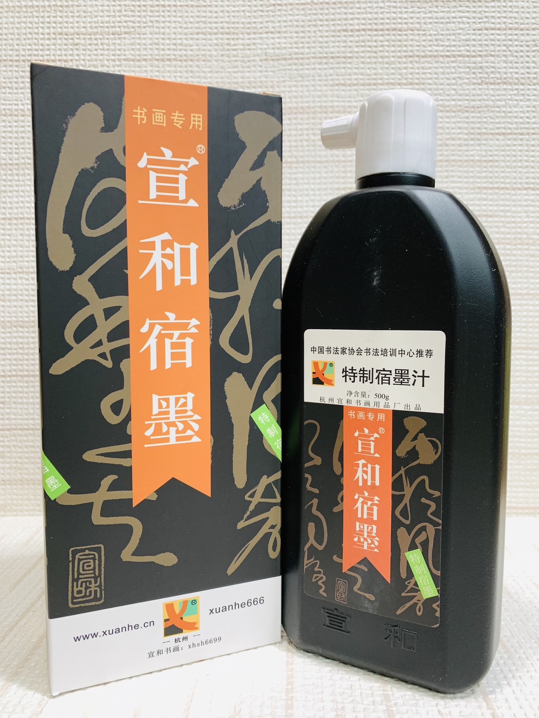 《宣和 特制宿墨 500ml》 濃縮型稠墨,顆粒感強,主要用於書畫創作中線條的特效及日常書法練字.
