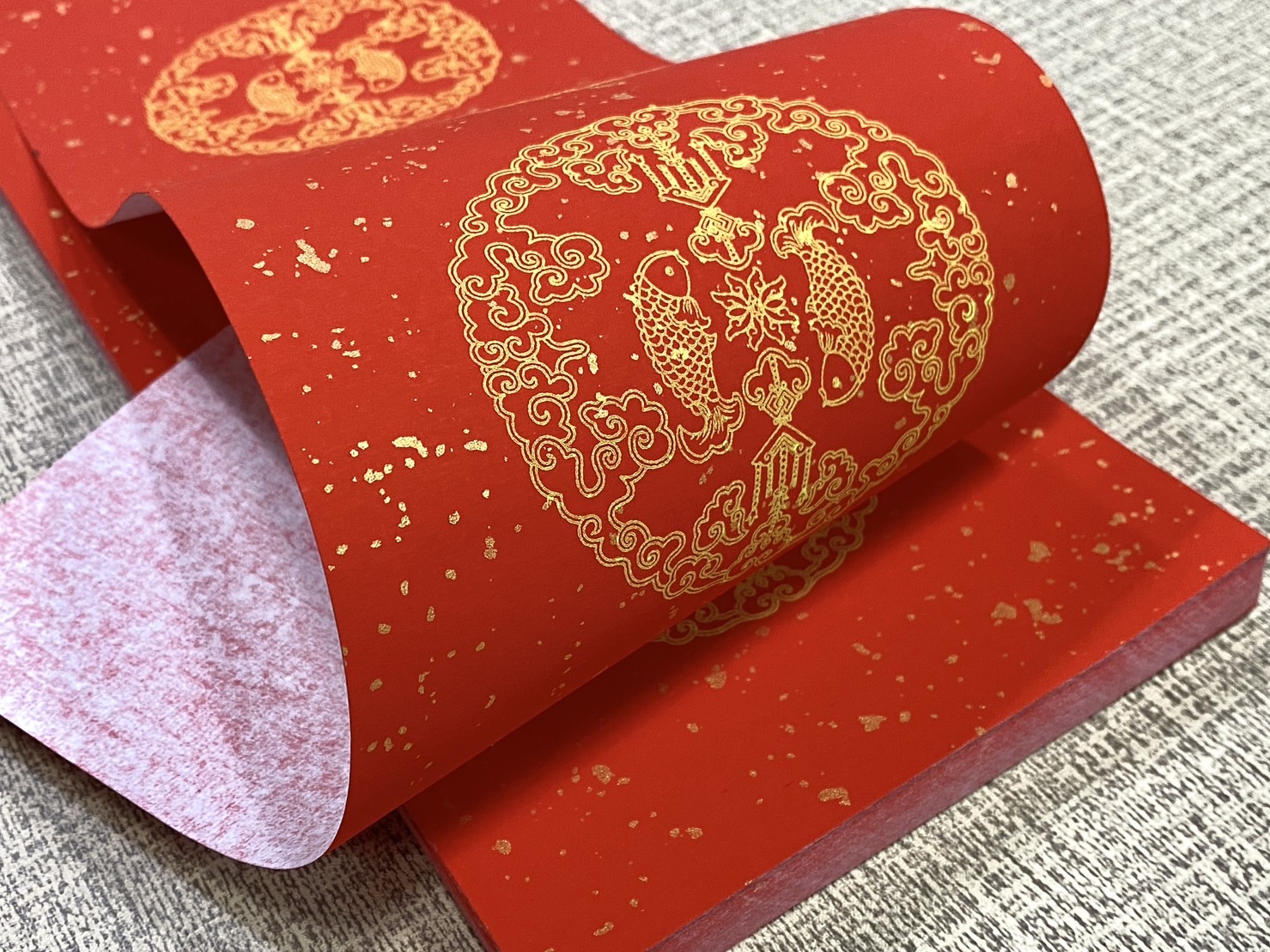 《小四言 黃圖雙魚  瓦當灑金宣》 15x54cm