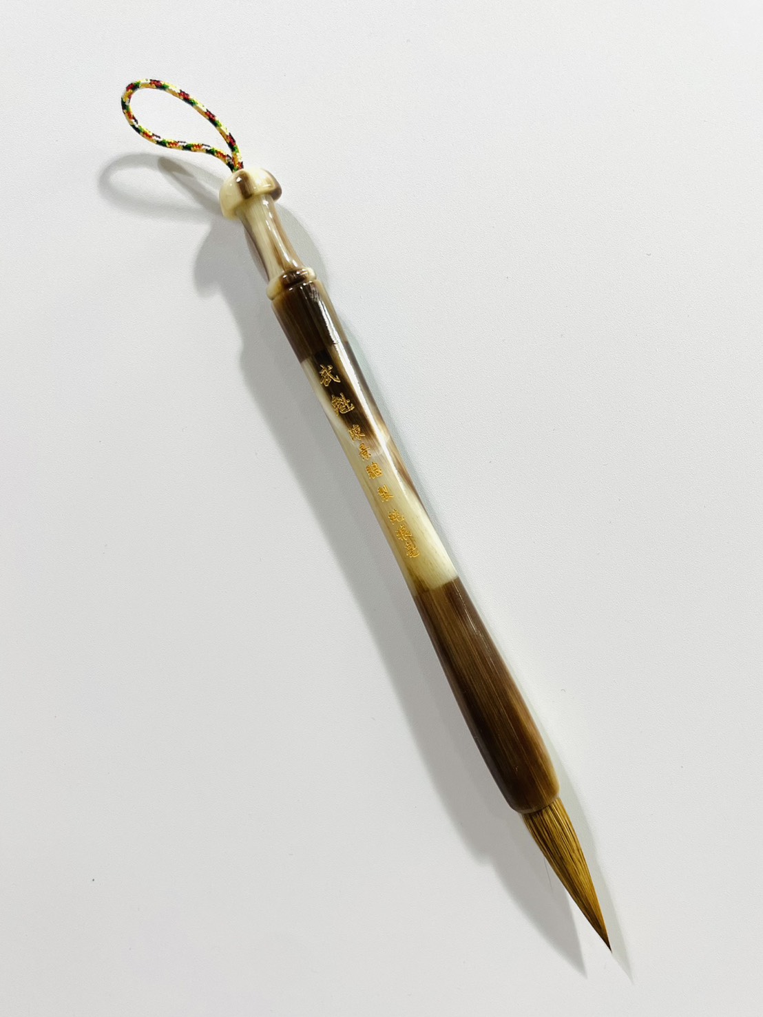 《武魁》 陳景聰 製 純狼毫  特選黃狼尾最佳部位，毛性純正，靈性顯像，聚鋒極佳，運𨍭自如，行草極品