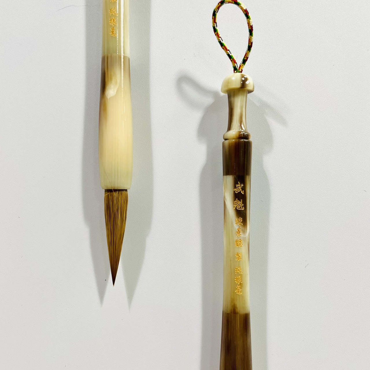 《武魁》 陳景聰 製 純狼毫  特選黃狼尾最佳部位，毛性純正，靈性顯像，聚鋒極佳，運𨍭自如，行草極品
