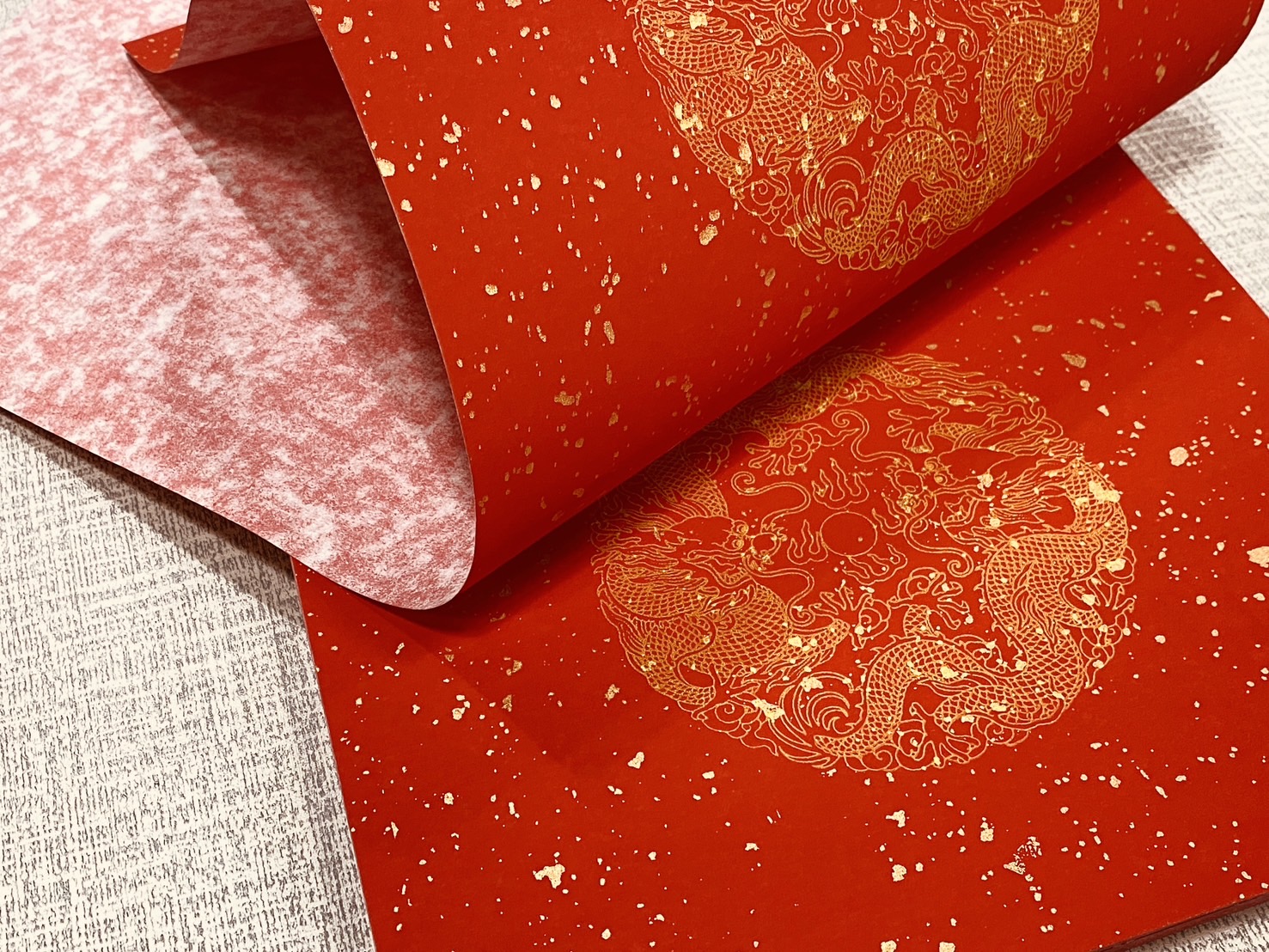 《四言 瓦當灑金紅宣 黃圖雙龍》