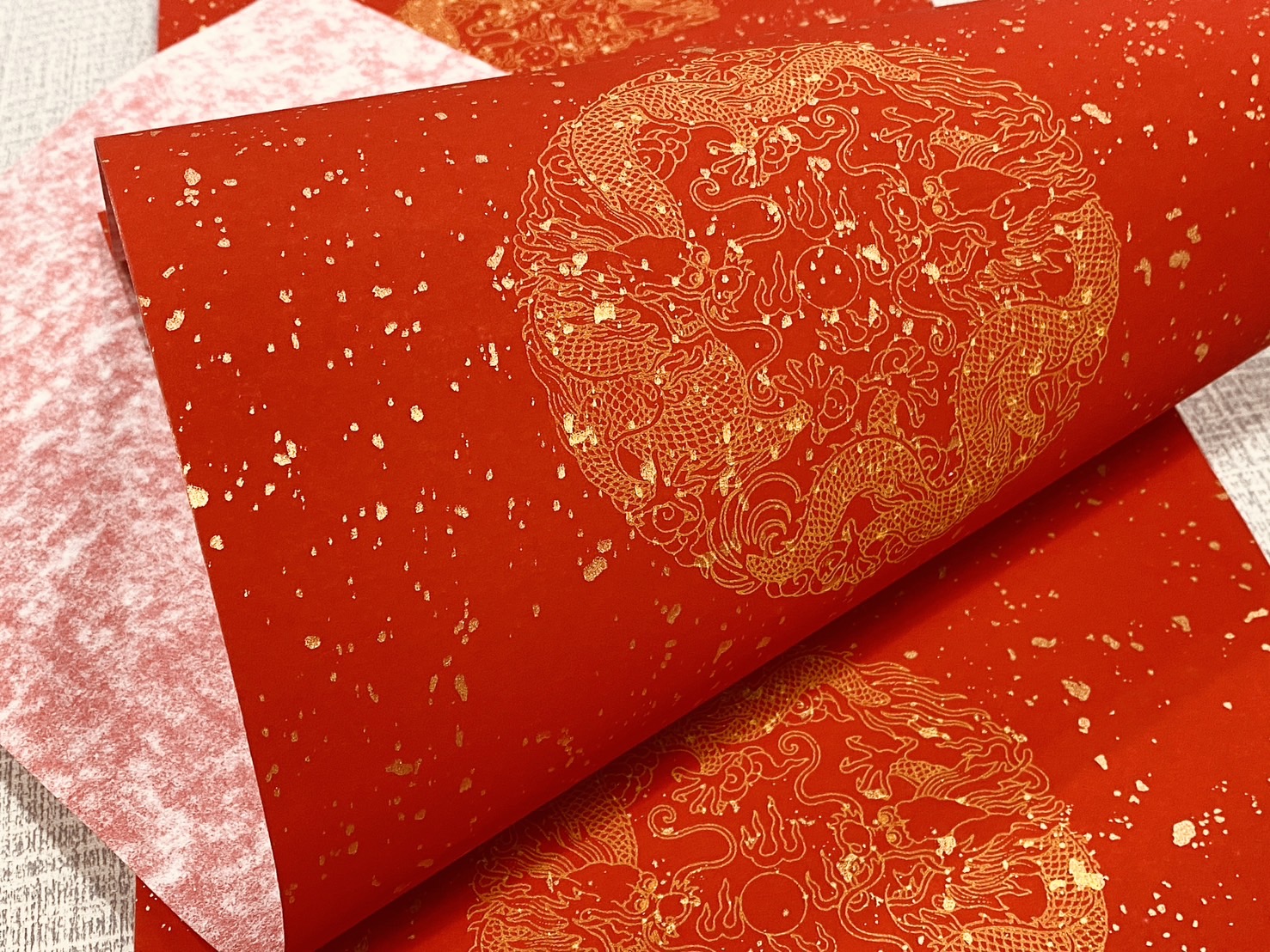 《四言 瓦當灑金紅宣 黃圖雙龍》