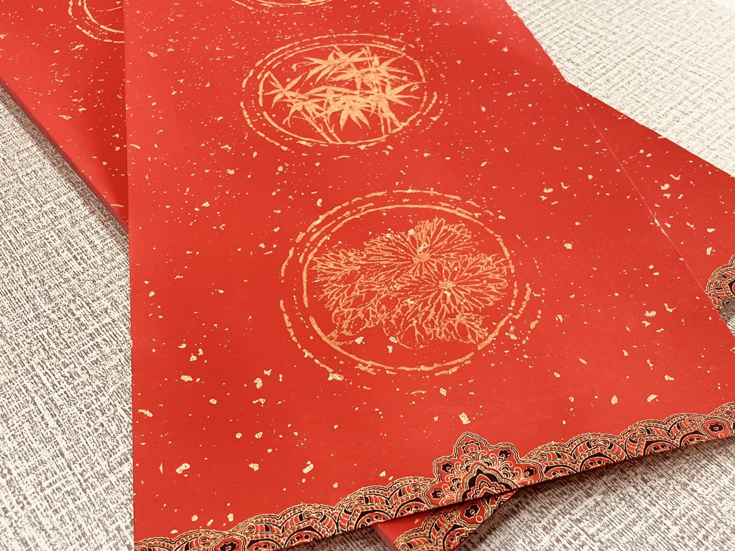 《四言 瓦當灑金紅宣 宮廷黃圖四君子》 26x69cm