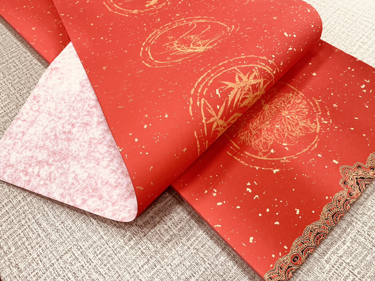 《四言 瓦當灑金紅宣 宮廷黃圖四君子》 26x69cm