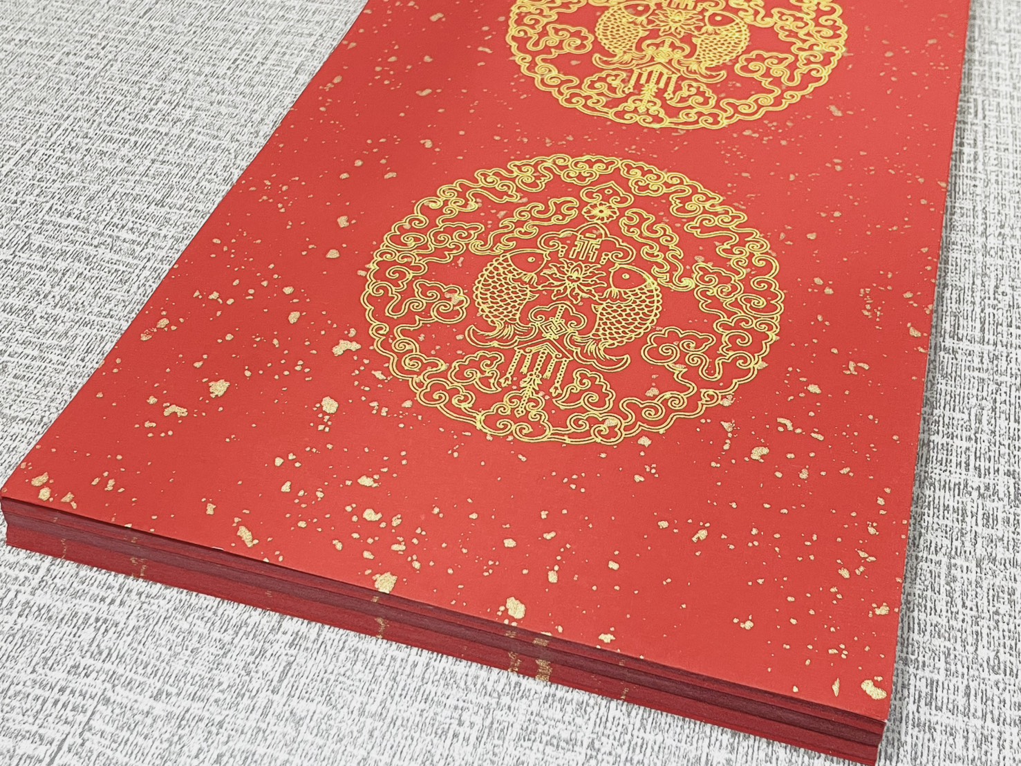 《窄四言 瓦當灑金紅宣 黃圖雙魚》 23x69cm 