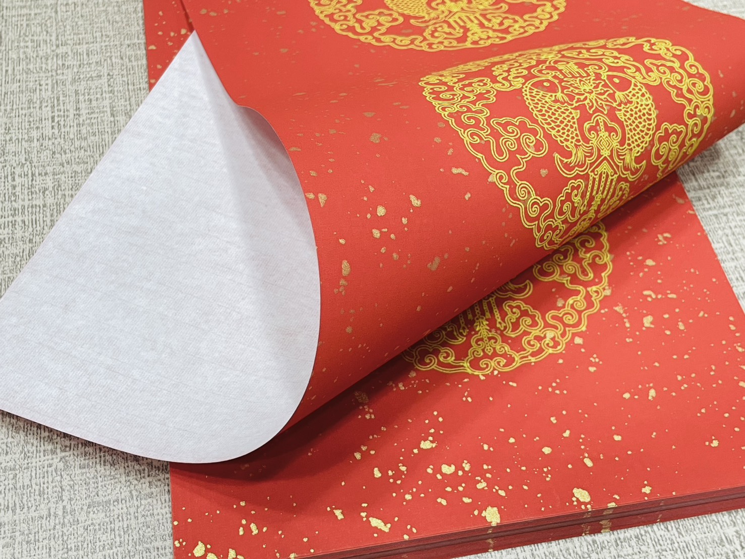 《窄四言 瓦當灑金紅宣 黃圖雙魚》 23x69cm 