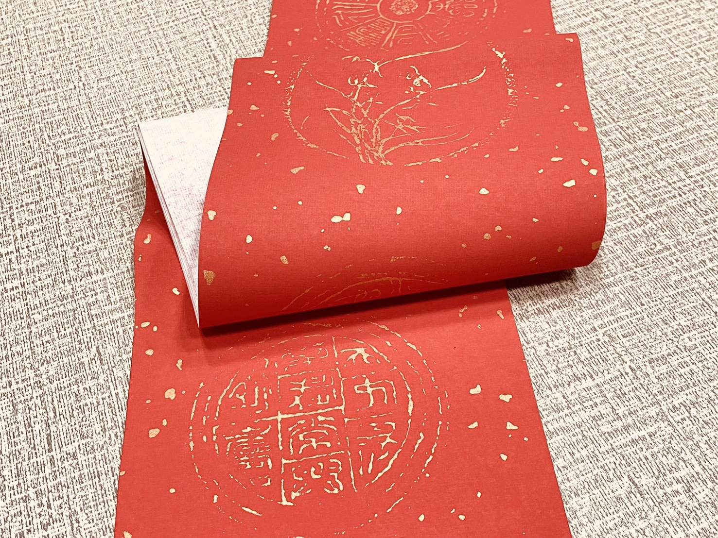 《蠟染春聯 七言》約17x110cm 金圖四君子