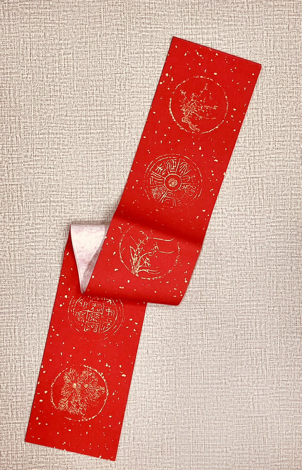 《蠟染春聯 七言》約17x110cm 金圖四君子