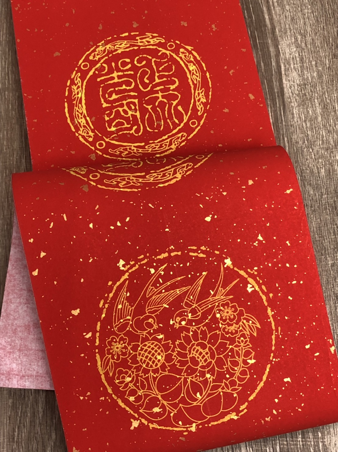 《七言 半手工瓦當灑金紅宣 黃圖花鳥》一包100張 春聯紙 過年 紅紙 萬年紅 對聯 門聯 春聯 17x112cm