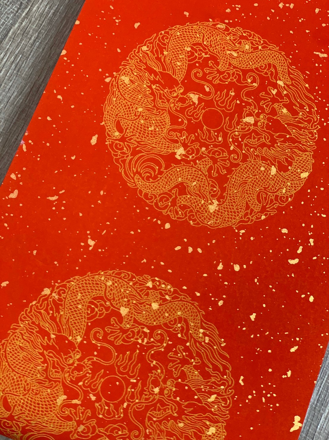 《七言 半手工瓦當灑金紅宣 黃圖雙龍》一包100張 春聯紙 過年 紅紙 萬年紅 對聯 門聯 春聯 17x112cm 