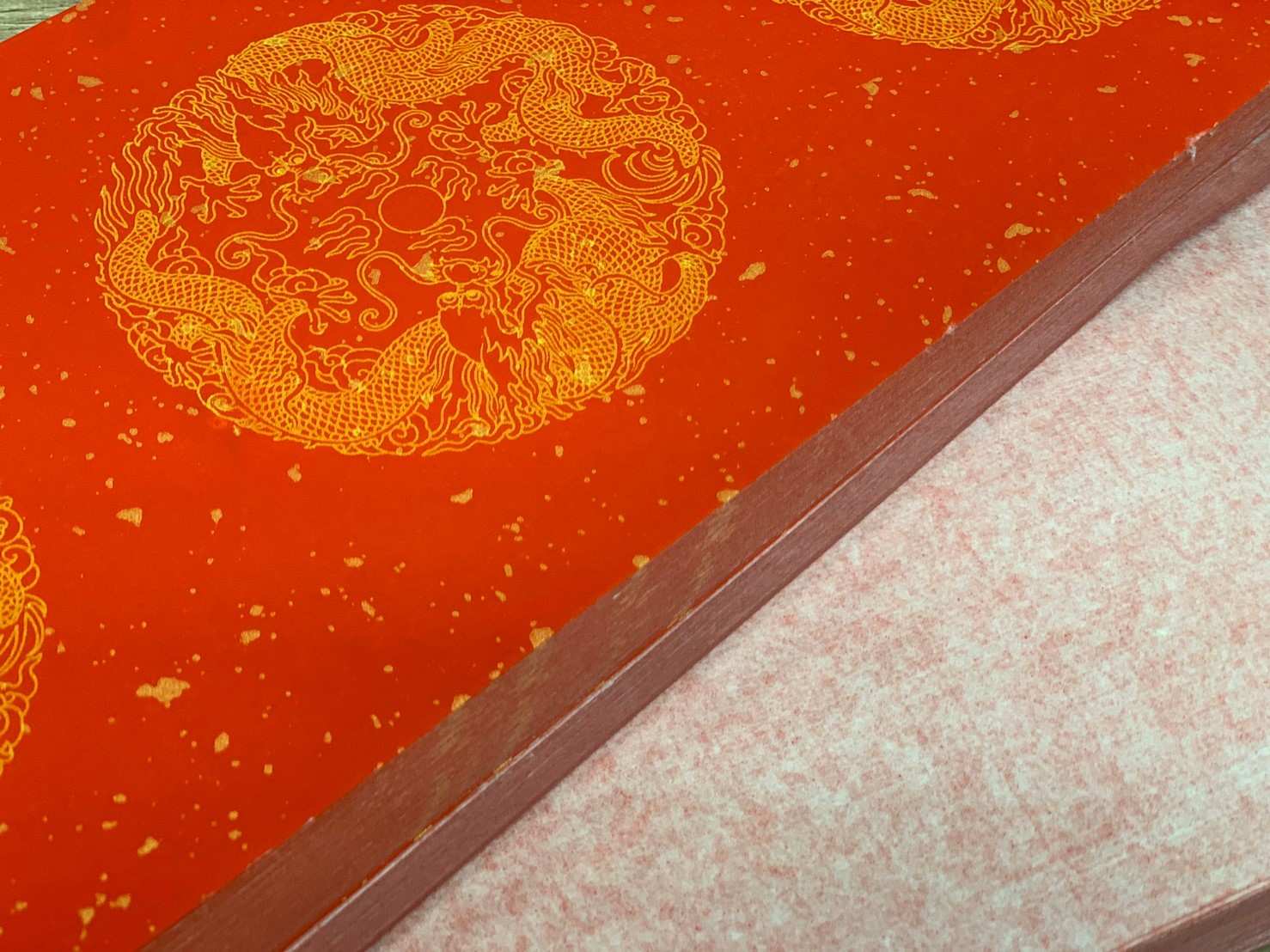 《七言 半手工瓦當灑金紅宣 黃圖雙龍》一包100張 春聯紙 過年 紅紙 萬年紅 對聯 門聯 春聯 17x112cm 