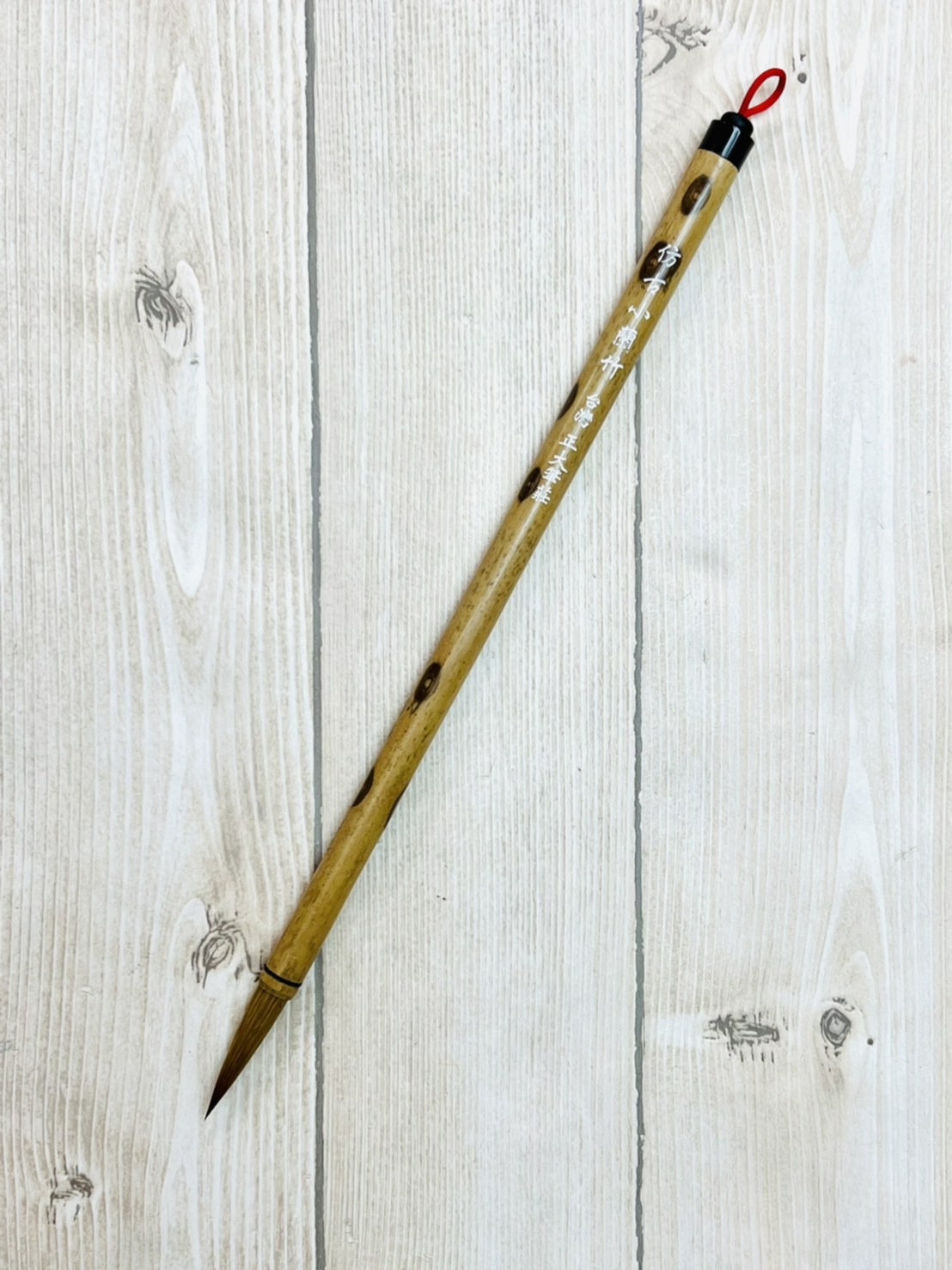 《仿古小蘭竹》狼毫畫筆，以仿古法而製成的筆質硬瘦，較古法蘭竹硬，適用於山水、花馬、楷書、瘦金體等