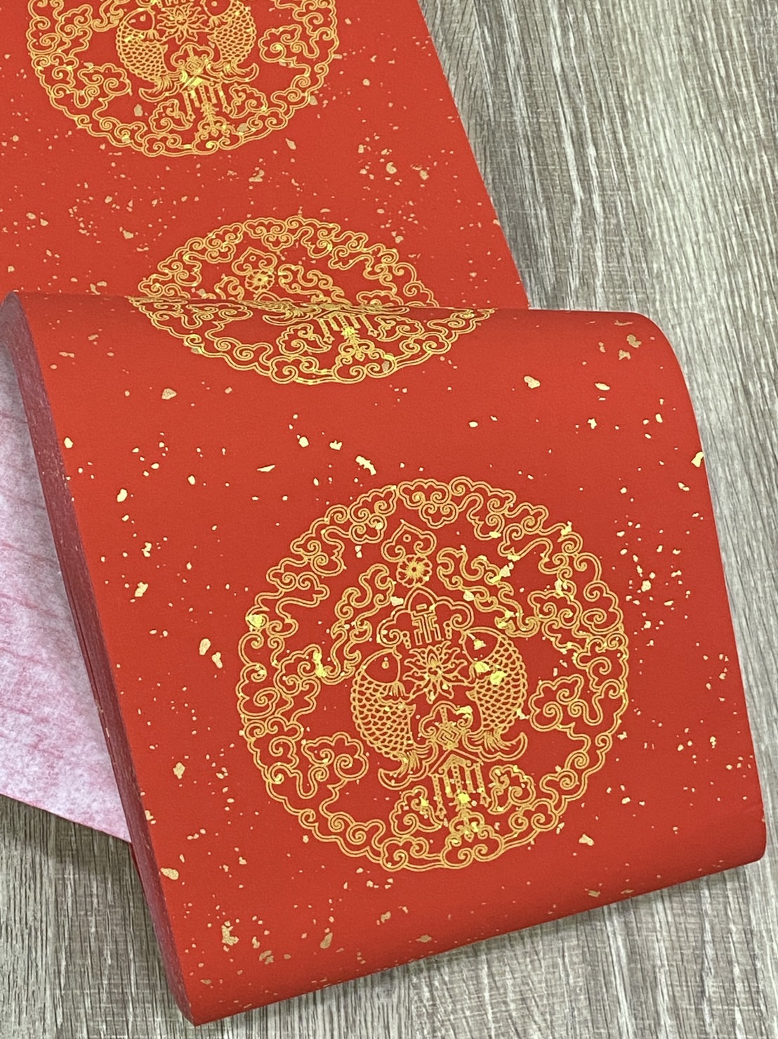 《七言 黃圖 雙魚 半手工瓦當灑金紅宣 》春聯紙 對聯 門聯 春聯 17x112cm 七字
