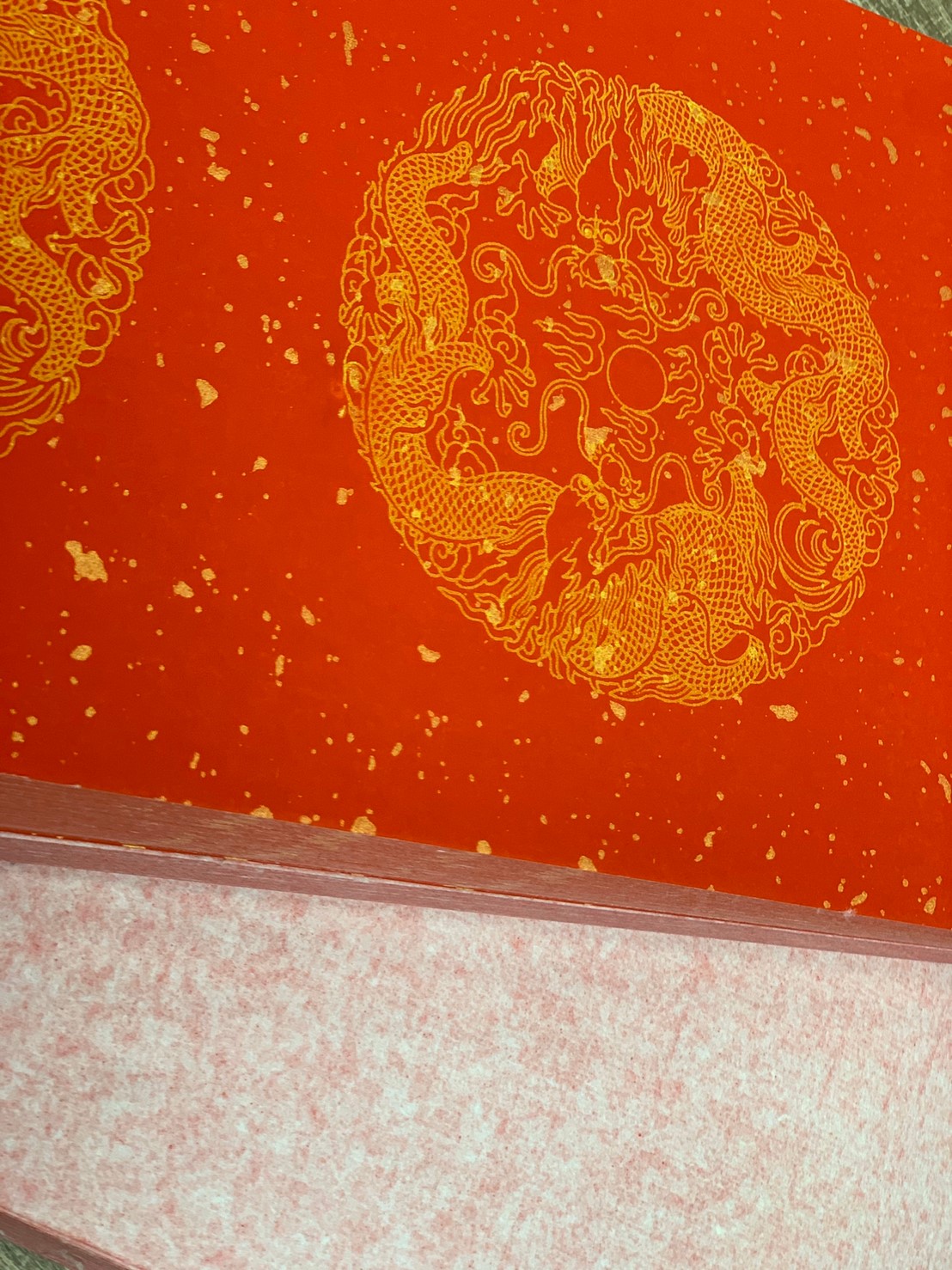 《七言 黃圖 雙龍 半手工瓦當灑金紅宣 》17x112cm