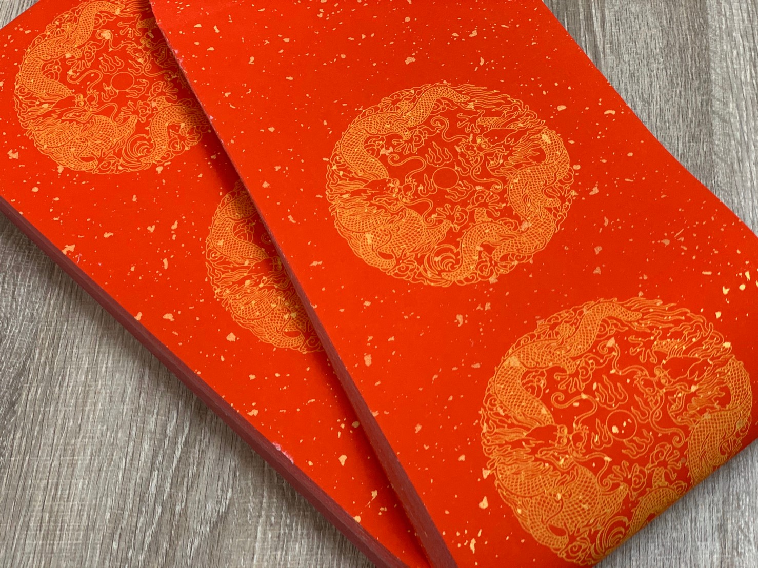 《七言 黃圖 雙龍 半手工瓦當灑金紅宣 》17x112cm