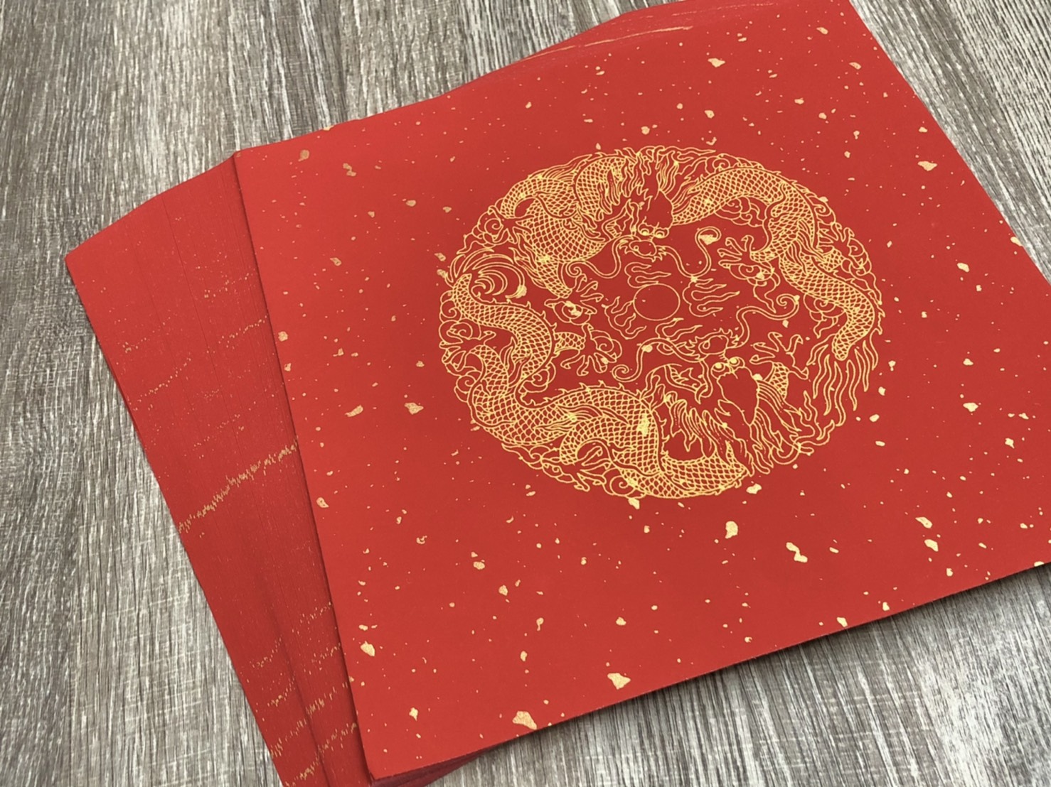 《大春 瓦當灑金宣 黃圖雙龍》 26x26cm