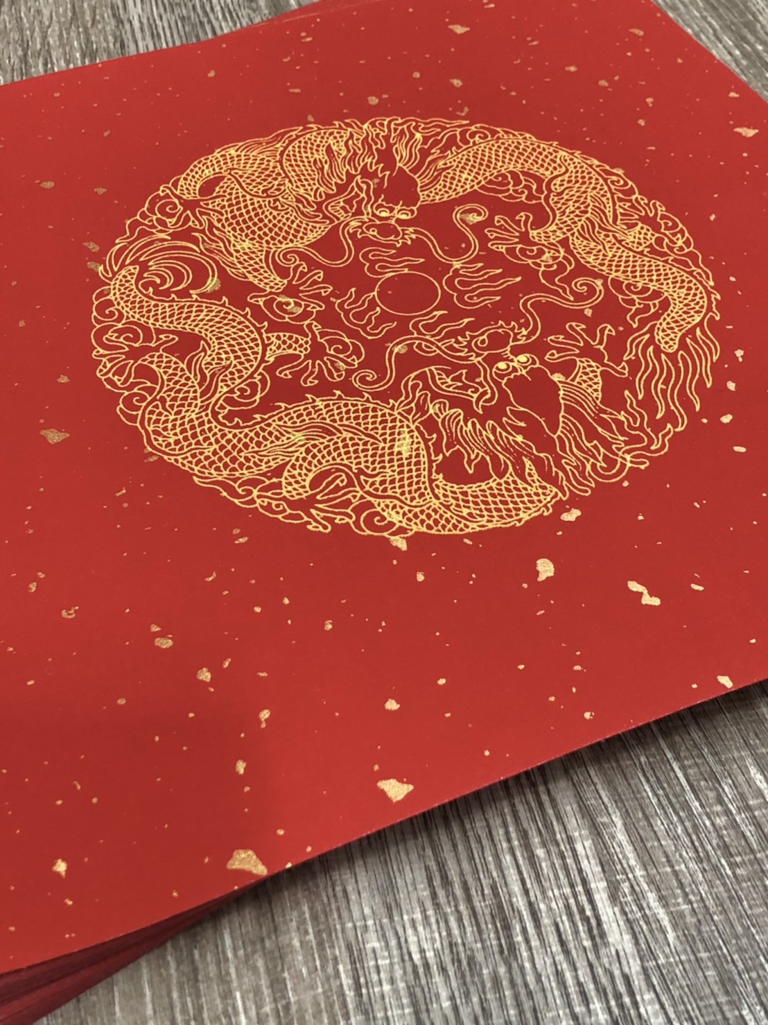 《大春 瓦當灑金宣 黃圖雙龍》 26x26cm