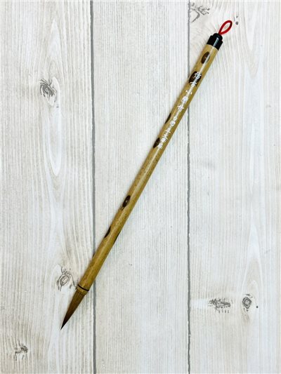 《仿古小蘭竹》狼毫畫筆，以仿古法而製成的筆質硬瘦，較古法蘭竹硬，適用於山水、花馬、楷書、瘦金體等
