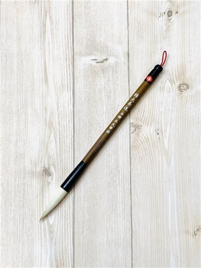  《雙料特大長流》  兼毫畫筆，較一般長流多一倍的狼毫，飽滿、富彈性，適用於山水、染色、篆、隸等