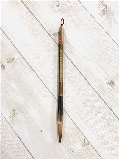《二號 長白山冬狼毫》狼毫筆，採用冬天黃鼠狼毛料，則筆質瘦硬蒼勁。 適用於歐體、智永、二王