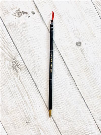 《二王小鼠鬚》 筆胎牛角，筆料北方大鼬尾配對兔須，適用楷行草書